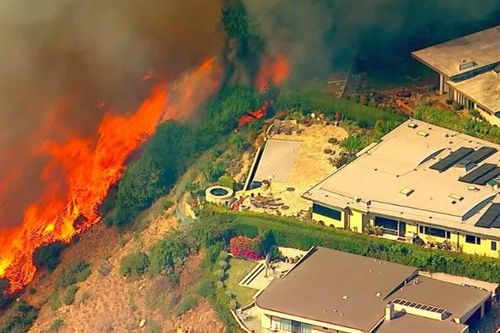 Nhà giàu Los Angeles phải chạy cháy, bỏ lại biệt thự hàng triệu USD