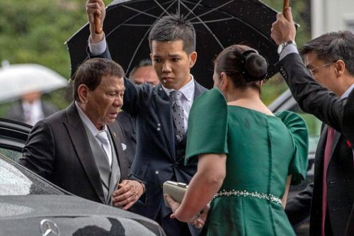 Tổng thống Duterte cắt ngắn chuyến thăm Nhật vì đau lưng không dứt