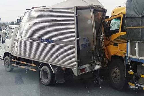 Cao tốc Trung Lương ùn tắc 5 km sau tai nạn liên hoàn giữa 3 ôtô