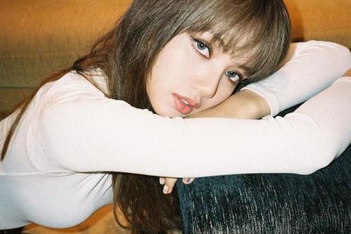 Ảnh tạp chí chụp tại châu Âu của Jennie và Lisa (Black Pink)