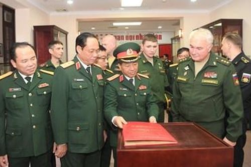 Đoàn cấp cao Bộ Quốc phòng Nga thăm Báo Quân đội nhân dân