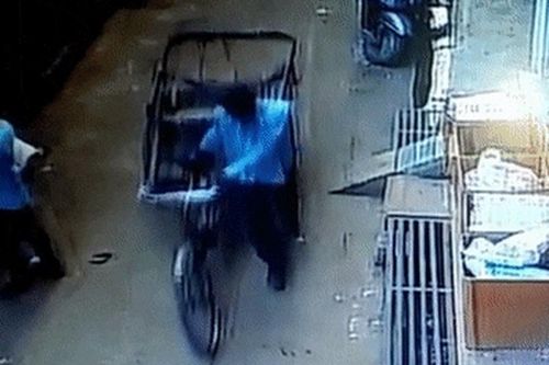 Ngã từ tầng 2, cậu bé 3 tuổi thoát chết nhờ rơi vào xe kéo