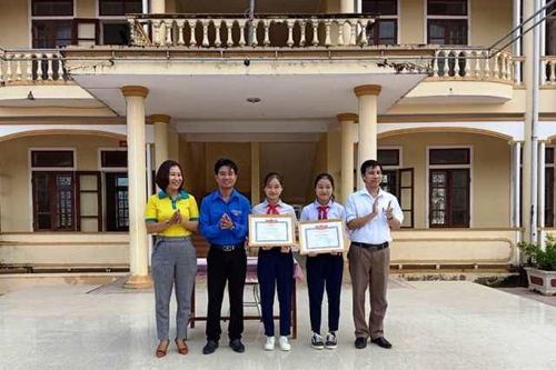 Hà Tĩnh: Khen thưởng 2 học sinh lớp 9 nhặt được của rơi tìm người trả lại