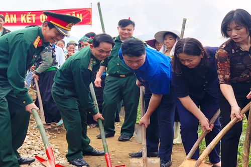 Phát động hành trình 'Quân đội chung tay vì người nghèo'