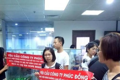 Công ty Phúc Đồng bị khách hàng căng băng rôn phản đối về những điều khoản không phù hợp