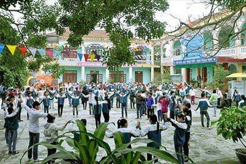 Gần 20 học sinh nhập viện do bị xịt hơi cay vào mắt