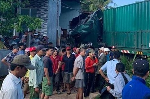 Xe container tông sập nhà dân khiến 1 người tử vong