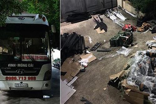 Xe khách vận chuyển số lượng lớn vũ khí thô sơ