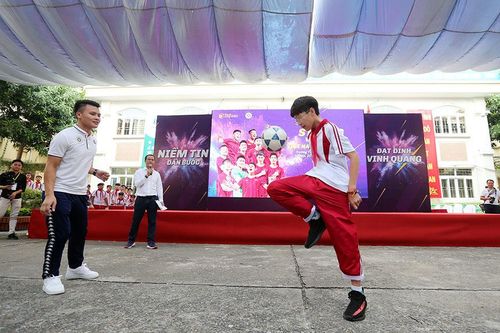 Quang Hải 'ghi bàn', giúp fan nhí sang Malaysia cổ vũ tuyển Việt Nam