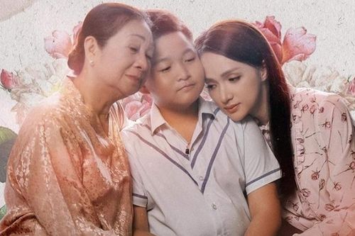Xem ngay MV 'Mẹ ơi đừng khóc' từ cô trò Hương Giang - Chấn Quốc: Khóe mắt cay xè lúc nào không hay…