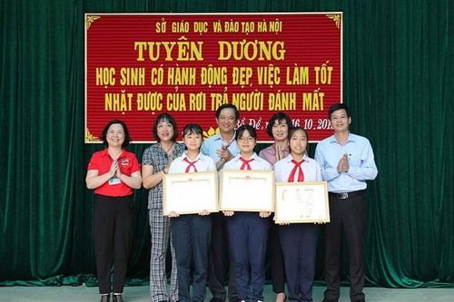 3 học sinh Hà Nội nhận danh hiệu 'người tốt việc tốt' vì trả lại 50 triệu đồng cho người mất