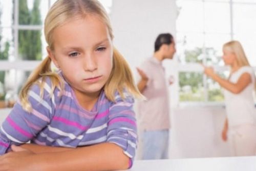 Hoảng hồn vì chồng muốn ngủ chung với con gái mới lớn