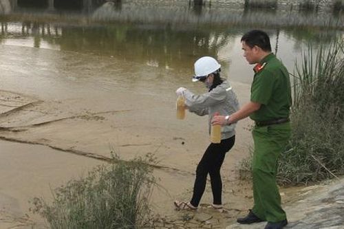 Nghệ An: Nhà máy nước xả trái phép lượng lớn bùn thải ra hồ điều hòa