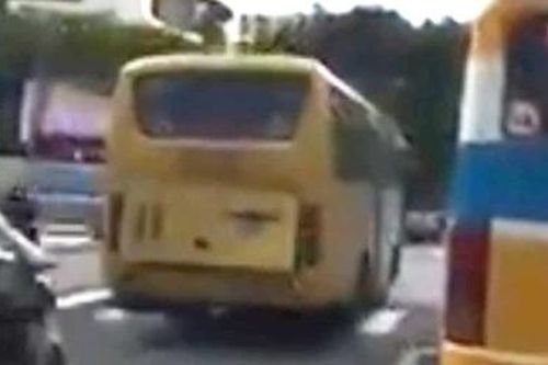 'Ớn lạnh' với màn lấn làn, đánh võng của hung thần xe buýt