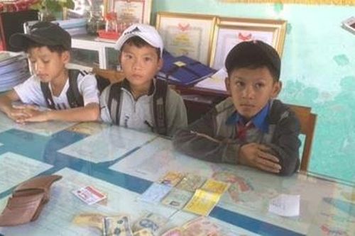 Nhặt được ví tiền, 3 học sinh tìm trả người đánh rơi