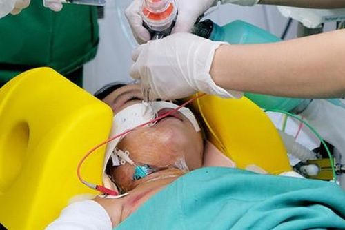 Bé gái 4 tuổi có bố mẹ tử vong khi bị xe container cuốn vào gầm chưa liên lạc được với người thân
