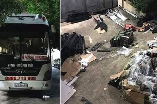 Kiểm tra hành chính, công an phát hiện hàng trăm thanh đao kiểm và súng bắn điện