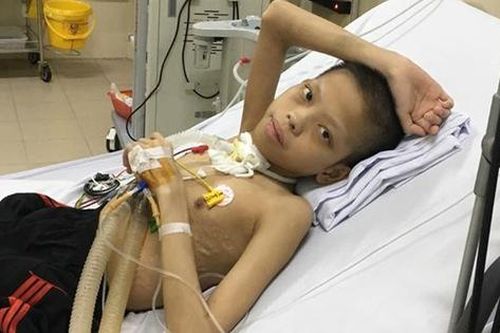 Trao tiền bạn đọc ủng hộ chàng thanh niên đã 5 năm lấy bệnh viện làm nhà