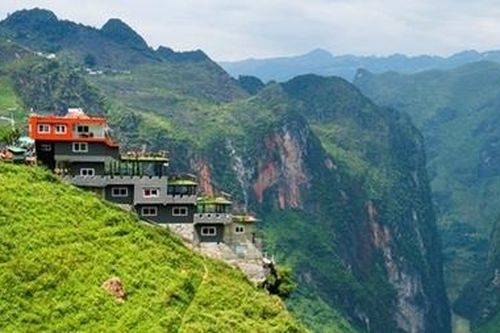 Từ một tòa nhà bê tông trên đỉnh Mã Pì Lèng