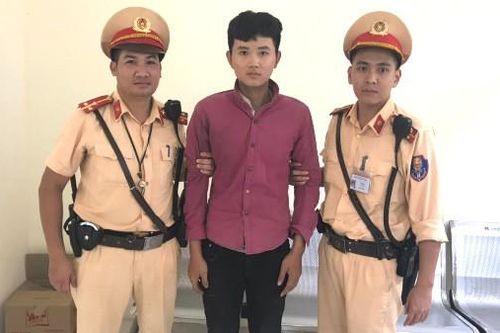 Cảnh sát giao thông đuổi theo quật ngã, khống chế đối tượng vờ mua điện thoại cướp tài sản