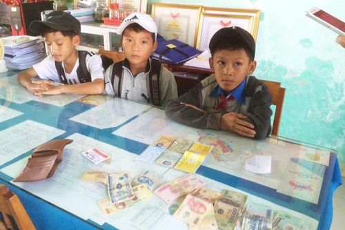 Quảng Nam: Ba học sinh trả lại ví tiền cho người đánh rơi