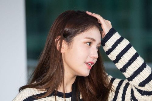 Bông hồng lai 10X và dàn mỹ nhân nhóm TWICE khoe sắc tại sân bay