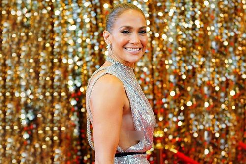 Jennifer Lopez lộ miếng dán ngực với đầm hở