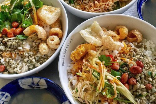 Món Huế nào làm từ cơm nguội và hơn chục loại nguyên liệu khác?
