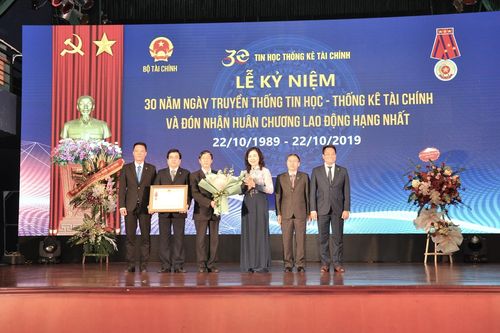 Tin học thống kê ngành Tài chính nhận Huân chương Lao động hạng Nhất