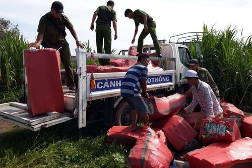 Tiêu hủy gần 113.000 gói thuốc lá nhập lậu