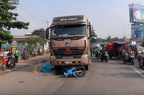 Container kéo lê xe máy, bố mẹ chết thảm, con gái nguy kịch