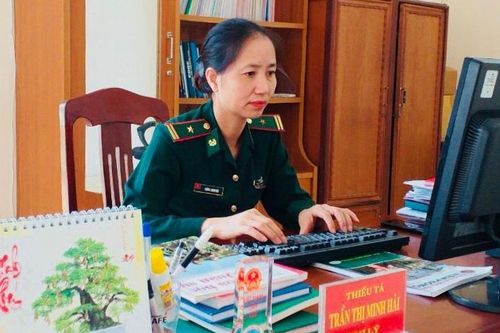'Bà đỡ' say nghề bên con chữ