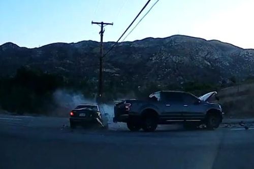 Sẽ ra sao khi xe Mercedes đấu đầu Ford F-150?