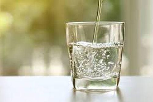 Thực khách uống miễn phí nước tái chế từ nhà vệ sinh