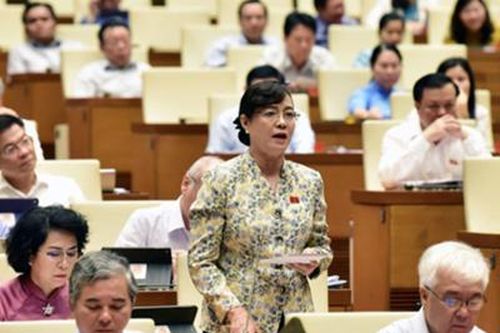 Bà Nguyễn Thị Quyết Tâm bật khóc khi tranh luận về việc tăng giờ làm thêm