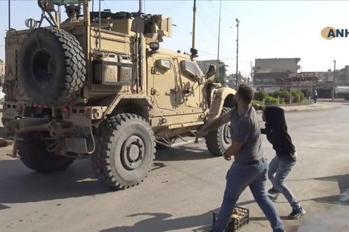 Người Kurd ném đất đá, khoai tây và chửi rủa khi quân Mỹ rút khỏi miền Bắc Syria