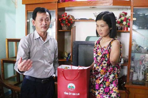 Bí thư Tỉnh ủy Gia Lai Dương Văn Trang thăm, động viên cô giáo bị cưa tay do tai nạn