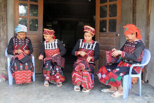 Bảo tồn trang phục truyền thống của người Xa Phó