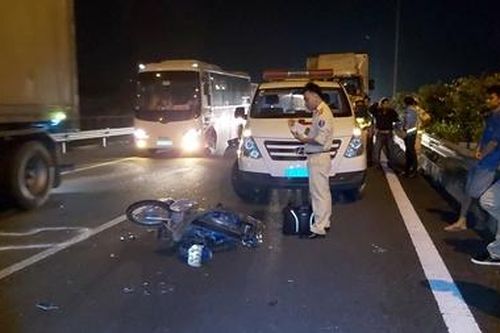 Đi xe máy vào đường cao tốc, người đàn ông gây họa cho nhiều người và phương tiện