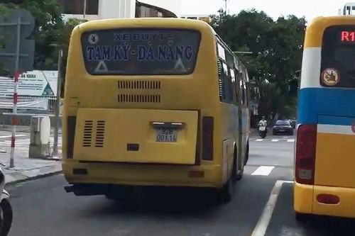 Đà Nẵng điều tra xe buýt lấn làn, ép xe máy khiến dân mạng giận dữ