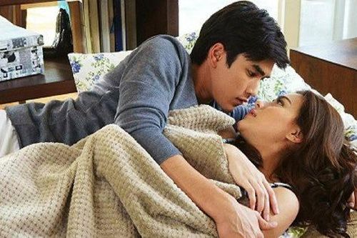 Đang phút cao trào chồng thủ thỉ 'Sao nay em chẳng nhiệt tình gì' cho đến khi bật đèn, nhìn rõ mặt người nằm bên mới hoảng hồn kinh hãi