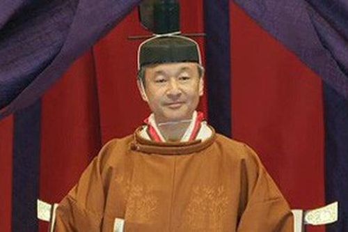 Ngay trước khi Nhật hoàng đăng quang, cầu vồng bất ngờ xuất hiện và núi Phú Sĩ đón đợt tuyết đầu tiên trong sự ngỡ ngàng của người dân