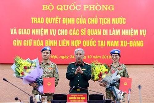 Trao Quyết định của Chủ tịch nước và giao nhiệm vụ cho 2 sĩ quan làm nhiệm vụ tại Nam Sudan