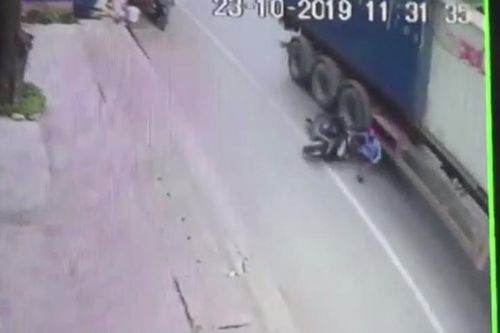 'Trượt vỏ chuối', 'ninja' thoát chết thần kỳ trước bánh xe container