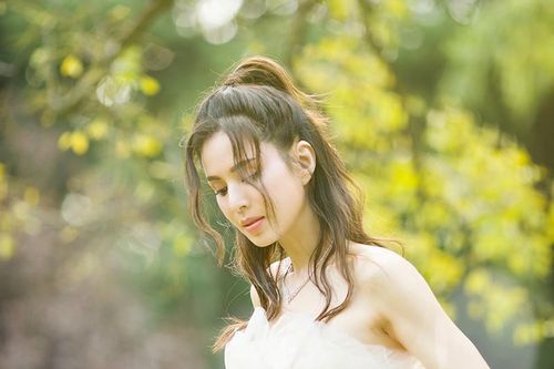 'Tiểu Long Nữ' đẹp nhất mọi thời đại khoe ảnh mặc váy cưới