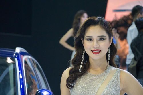 'Bóng hồng' khoe sắc tại triển lãm ôtô lớn nhất Việt Nam