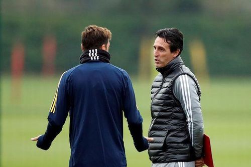 'Sóng ngầm' ở Arsenal: Ozil mỉa mai HLV Emery?