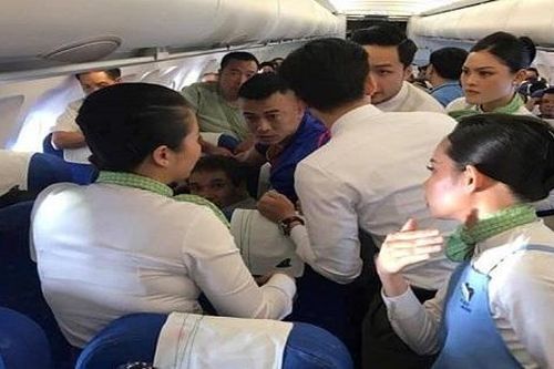 Nữ hành khách bị co giật, cắn lưỡi trên máy bay