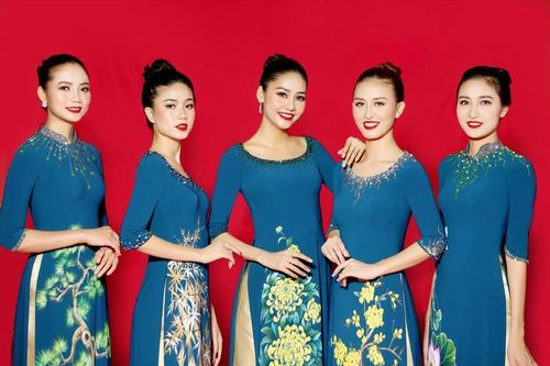 Nhà thiết kế Thu Hà và niềm đam mê tà áo dài Việt qua BST Hương sắc bốn mùa