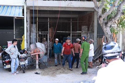 Đỡ thanh sắt, nam công nhân bị điện giật văng từ tầng 2 xuống đất